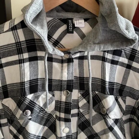 Gorgeous H&M plaid shirt with hoodie - Picture 4 of 8